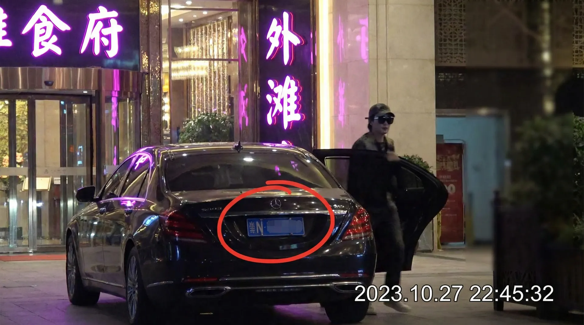 街头搭讪 - 豪车餐厅外偷拍